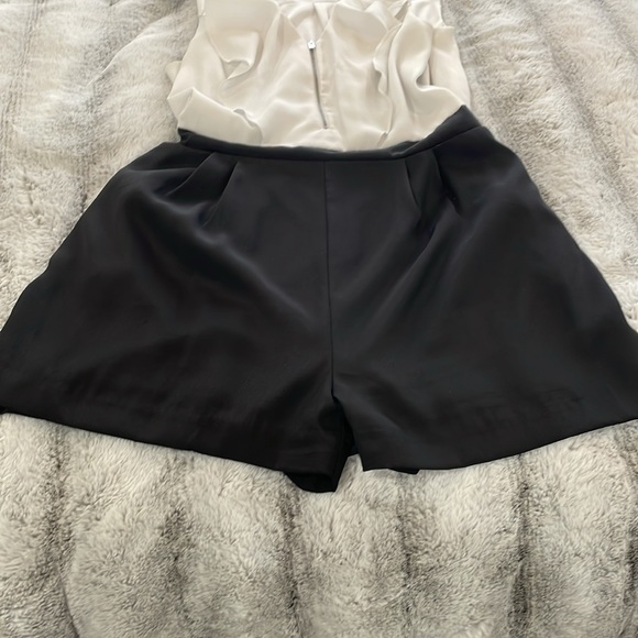 EXPRESS ROMPER WITH POCKETS!!! - Picture 5 of 6